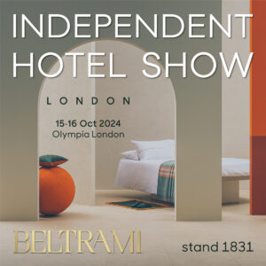 Locandina dell'Independent Hotel Show 2024 con il numero dello stand