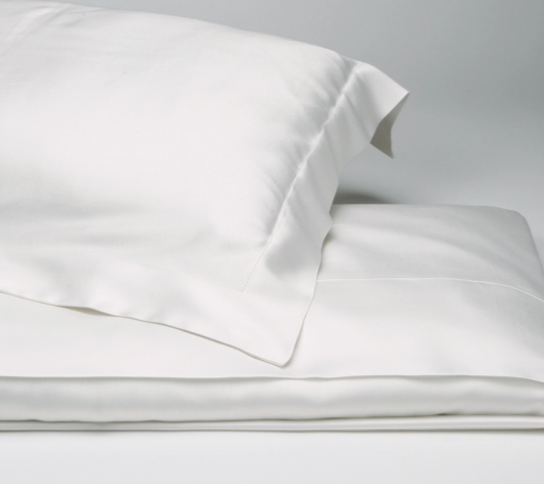 Beltrami white bed linen detail