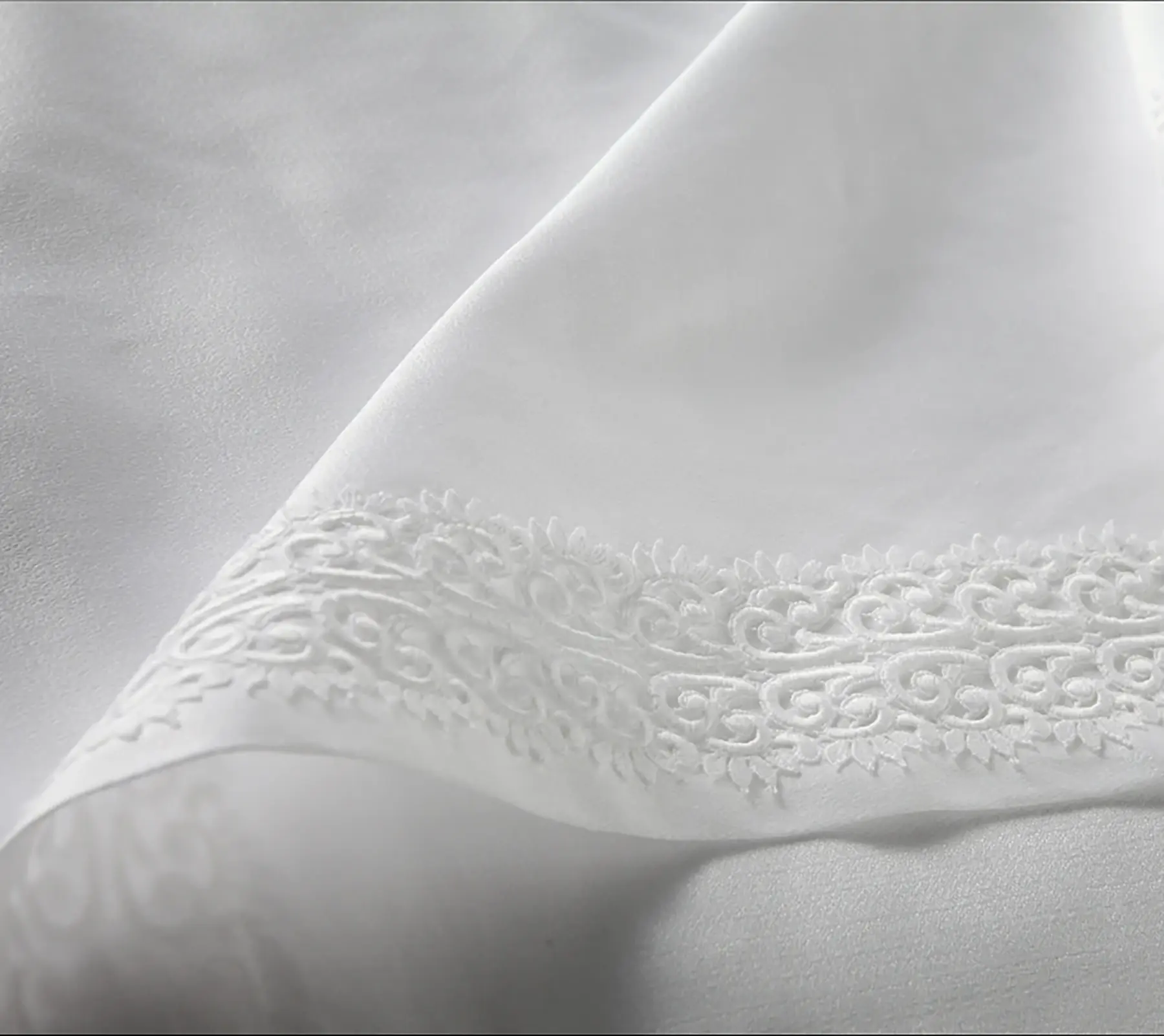 Embroidered edge of a Beltrami napkin