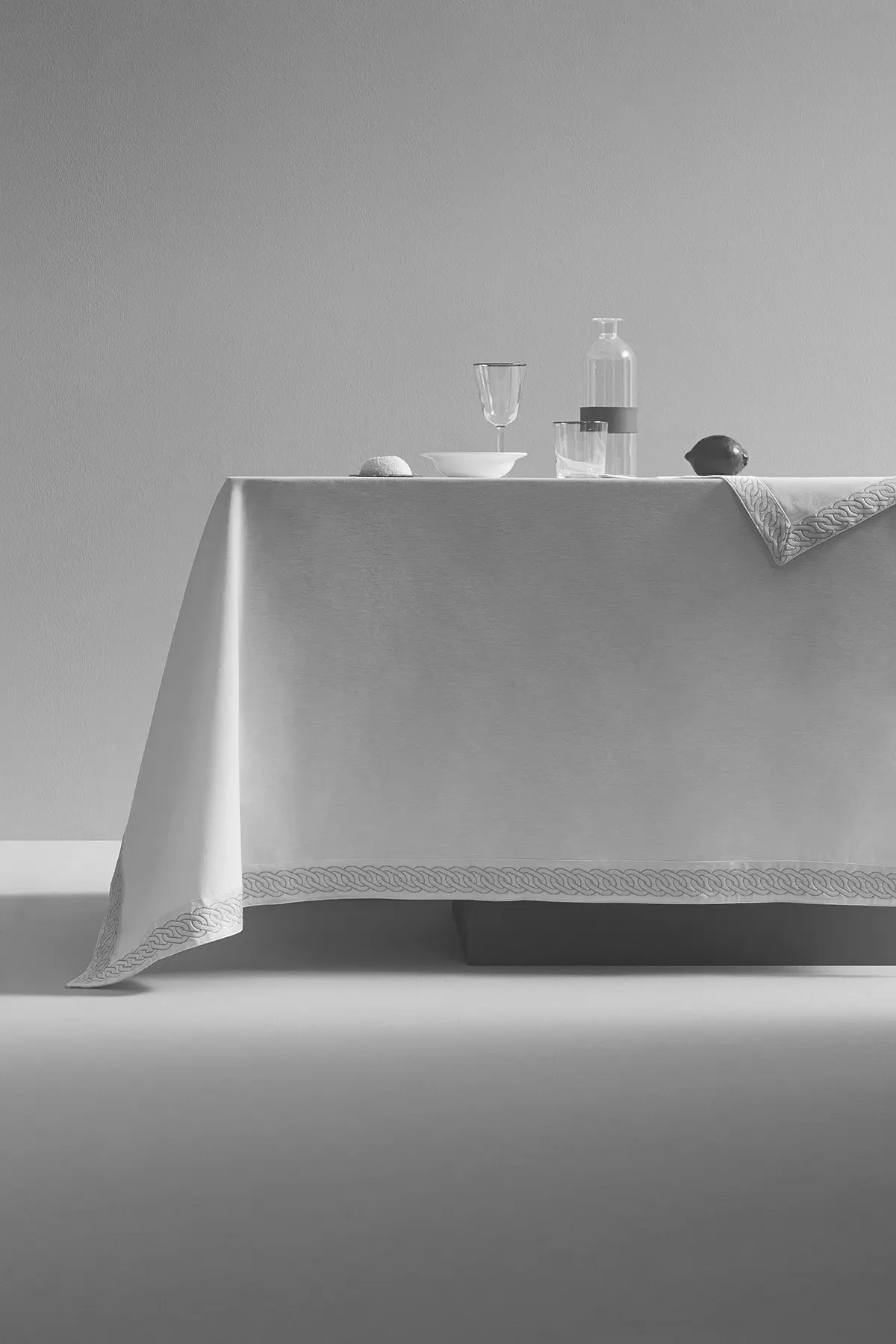 Table set with white Beltrami table linens